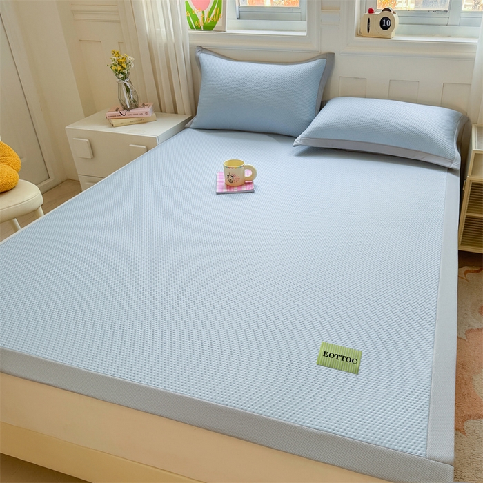 91家纺网 家纺一手货源 找家纺 雯豆家纺 2026春夏新款凉感丝豆豆凉席席子三件套冰丝软席三明治款平铺席子 凉感丝豆豆席-柏林蓝