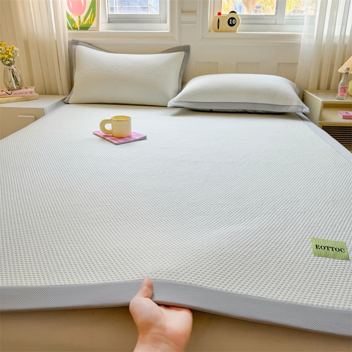 91家纺网 家纺一手货源 找家纺 雯豆家纺 2026春夏新款凉感丝豆豆凉席席子三件套冰丝软席三明治款平铺席子 凉感丝豆豆席-薄雾灰