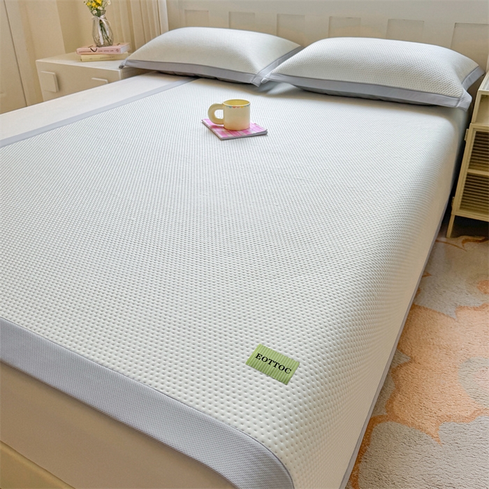 91家纺网 家纺一手货源 找家纺 雯豆家纺 2026春夏新款凉感丝豆豆凉席席子三件套冰丝软席三明治款平铺席子 凉感丝豆豆席-薄雾灰