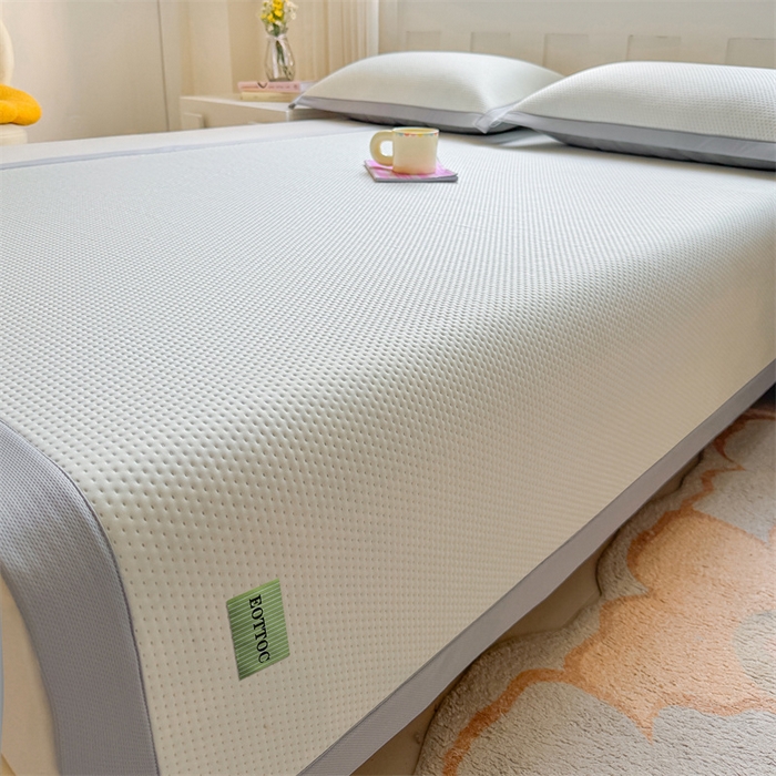 91家纺网 家纺一手货源 找家纺 雯豆家纺 2026春夏新款凉感丝豆豆凉席席子三件套冰丝软席三明治款平铺席子 凉感丝豆豆席-薄雾灰