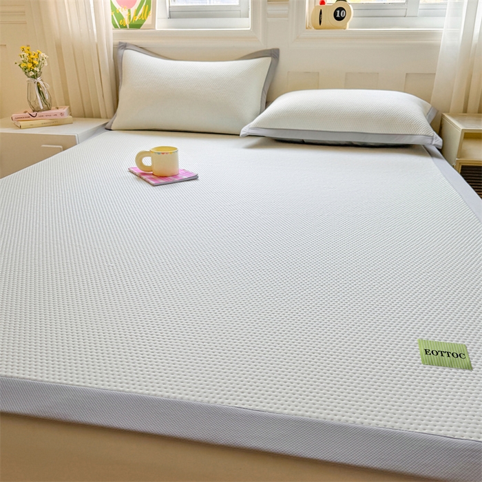 91家纺网 家纺一手货源 找家纺 雯豆家纺 2026春夏新款凉感丝豆豆凉席席子三件套冰丝软席三明治款平铺席子 凉感丝豆豆席-薄雾灰