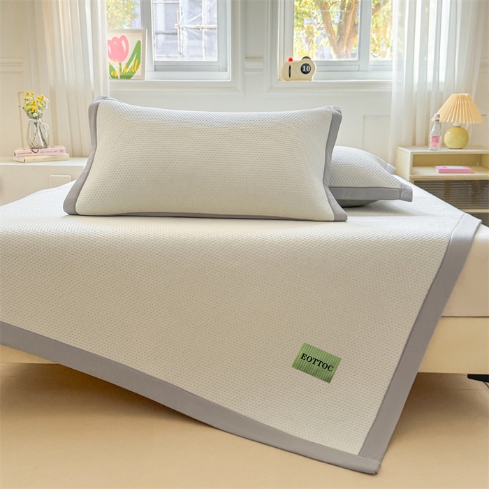 91家纺网 家纺一手货源 找家纺 雯豆家纺 2026春夏新款凉感丝豆豆凉席席子三件套冰丝软席三明治款平铺席子 凉感丝豆豆席-薄雾灰