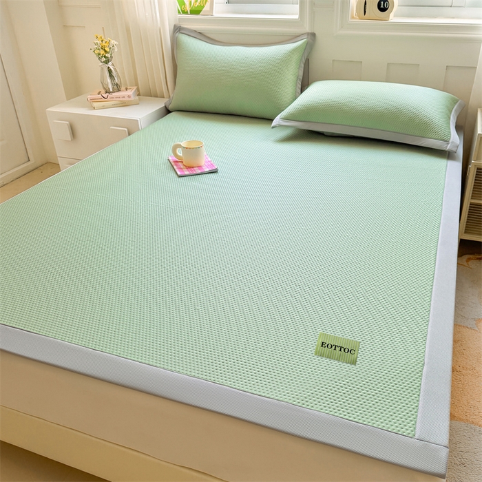 91家纺网 家纺一手货源 找家纺 雯豆家纺 2026春夏新款凉感丝豆豆凉席席子三件套冰丝软席三明治款平铺席子 凉感丝豆豆席-春辰绿