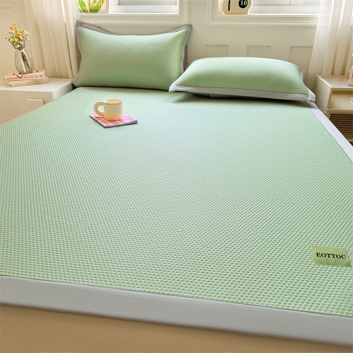 91家纺网 家纺一手货源 找家纺 雯豆家纺 2026春夏新款凉感丝豆豆凉席席子三件套冰丝软席三明治款平铺席子 凉感丝豆豆席-春辰绿