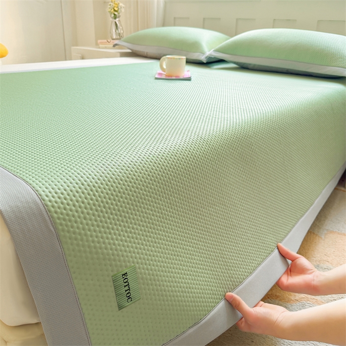 91家纺网 家纺一手货源 找家纺 雯豆家纺 2026春夏新款凉感丝豆豆凉席席子三件套冰丝软席三明治款平铺席子 凉感丝豆豆席-春辰绿