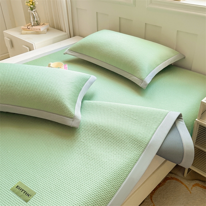 91家纺网 家纺一手货源 找家纺 雯豆家纺 2026春夏新款凉感丝豆豆凉席席子三件套冰丝软席三明治款平铺席子 凉感丝豆豆席-春辰绿