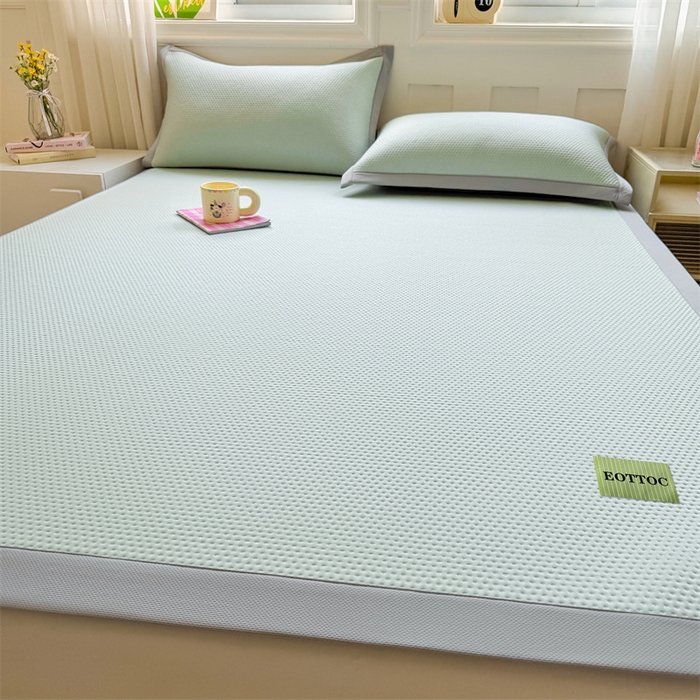 91家纺网 家纺一手货源 找家纺 雯豆家纺 2026春夏新款凉感丝豆豆凉席席子三件套冰丝软席三明治款平铺席子 凉感丝豆豆席-海港蓝