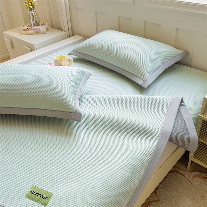 91家纺网 家纺一手货源 找家纺 雯豆家纺 2026春夏新款凉感丝豆豆凉席席子三件套冰丝软席三明治款平铺席子 凉感丝豆豆席-海港蓝