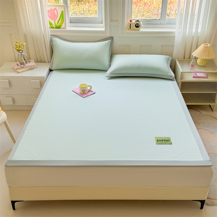 91家纺网 家纺一手货源 找家纺 雯豆家纺 2026春夏新款凉感丝豆豆凉席席子三件套冰丝软席三明治款平铺席子 凉感丝豆豆席-海港蓝