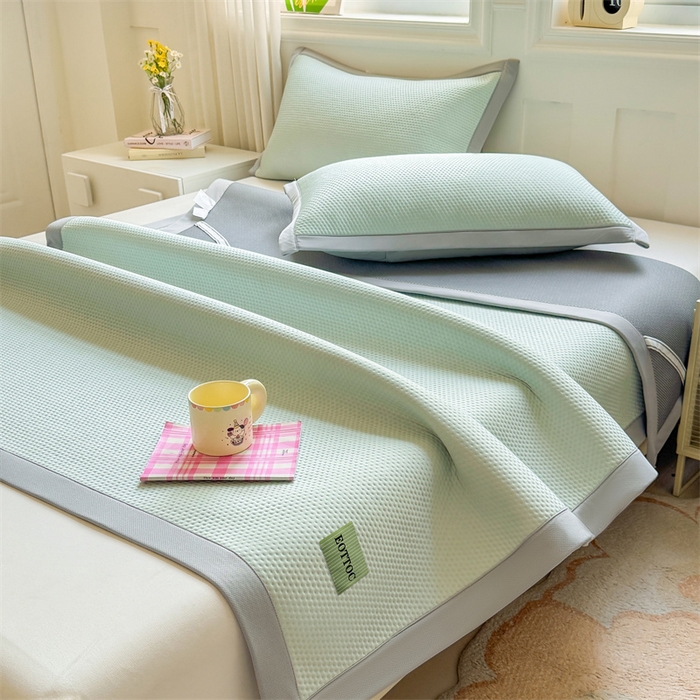 91家纺网 家纺一手货源 找家纺 雯豆家纺 2026春夏新款凉感丝豆豆凉席席子三件套冰丝软席三明治款平铺席子 凉感丝豆豆席-海港蓝