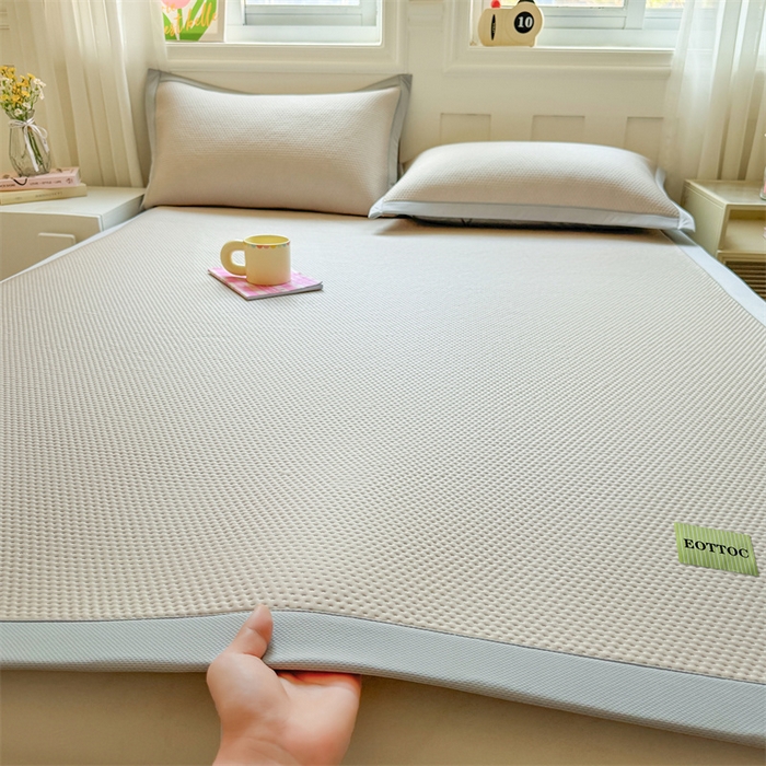 91家纺网 家纺一手货源 找家纺 雯豆家纺 2026春夏新款凉感丝豆豆凉席席子三件套冰丝软席三明治款平铺席子 凉感丝豆豆席-莫奈咖