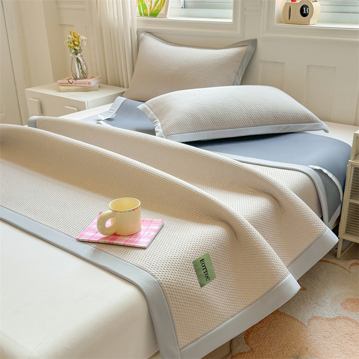 91家纺网 家纺一手货源 找家纺 雯豆家纺 2026春夏新款凉感丝豆豆凉席席子三件套冰丝软席三明治款平铺席子 凉感丝豆豆席-莫奈咖