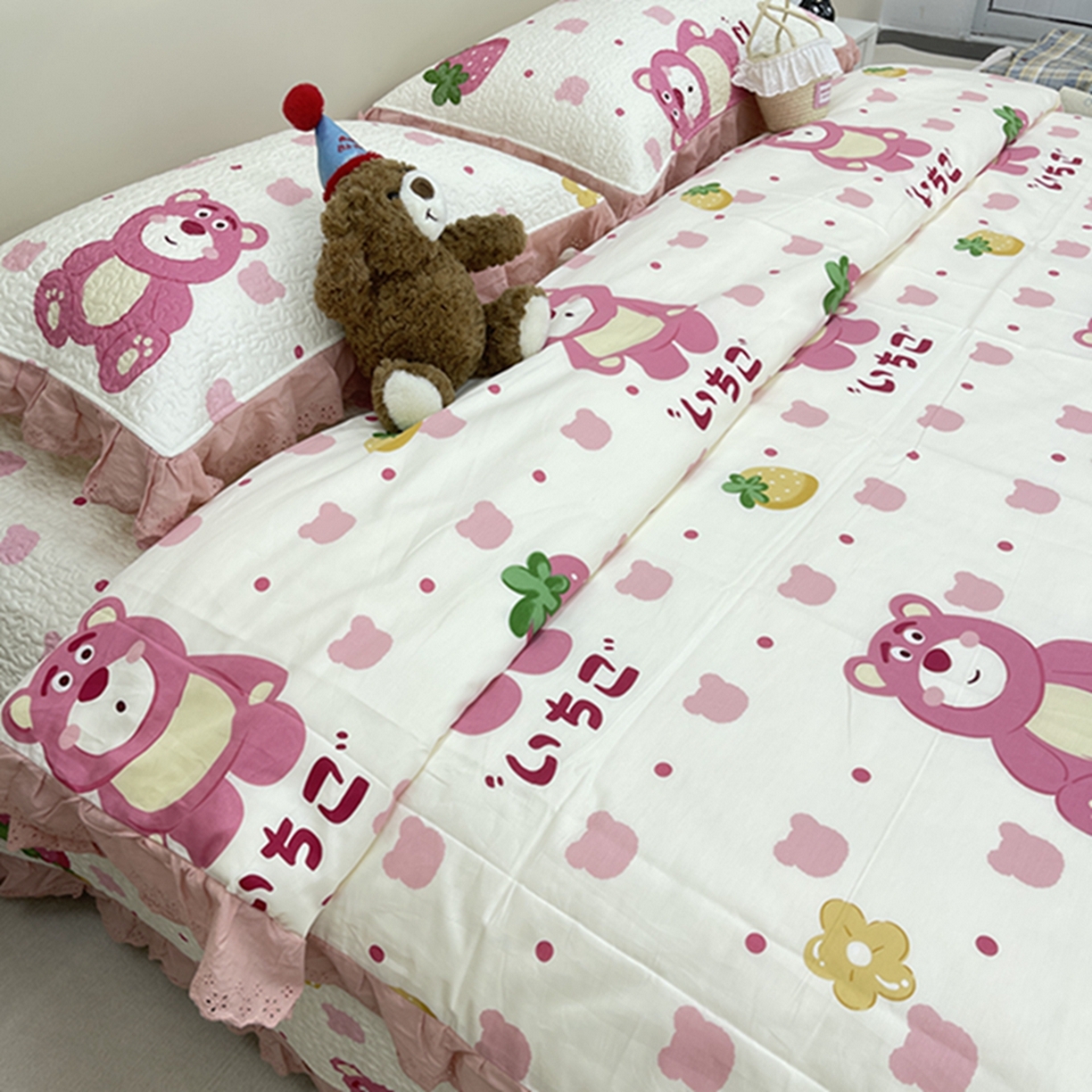 91家纺网 家纺一手货源 找家纺 禧瑞谷 2026新款法式纯棉床盖韩版花边床盖三件套四件套 草莓熊