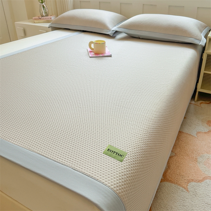 91家纺网 家纺一手货源 找家纺 雯豆家纺 2026春夏新款凉感丝豆豆凉席席子三件套冰丝软席三明治款平铺席子 凉感丝豆豆席-莫奈咖