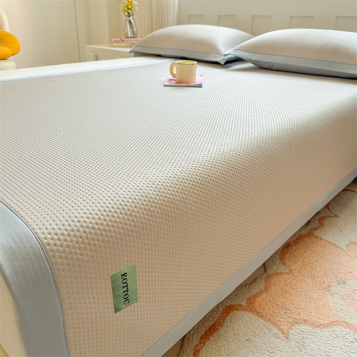 91家纺网 家纺一手货源 找家纺 雯豆家纺 2026春夏新款凉感丝豆豆凉席席子三件套冰丝软席三明治款平铺席子 凉感丝豆豆席-莫奈咖