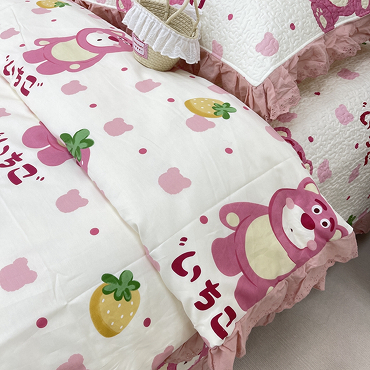 91家纺网 家纺一手货源 找家纺 禧瑞谷 2026新款法式纯棉床盖韩版花边床盖三件套四件套 草莓熊