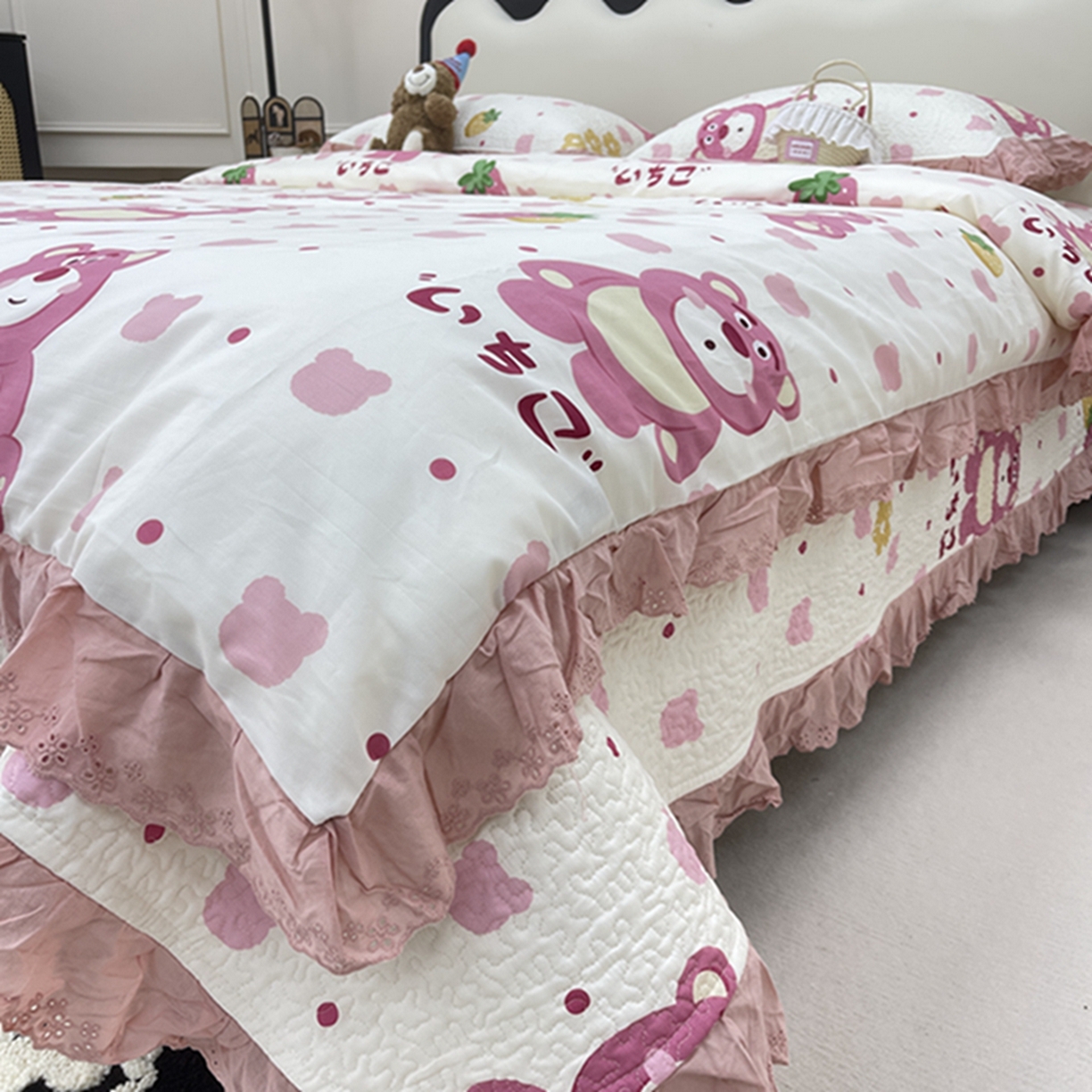 91家纺网 家纺一手货源 找家纺 禧瑞谷 2026新款法式纯棉床盖韩版花边床盖三件套四件套 草莓熊