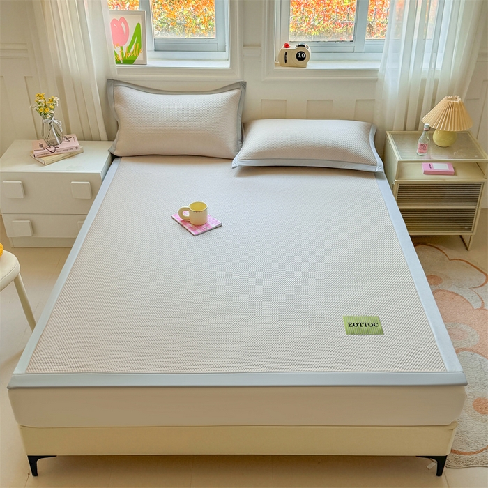 91家纺网 家纺一手货源 找家纺 雯豆家纺 2026春夏新款凉感丝豆豆凉席席子三件套冰丝软席三明治款平铺席子 凉感丝豆豆席-莫奈咖