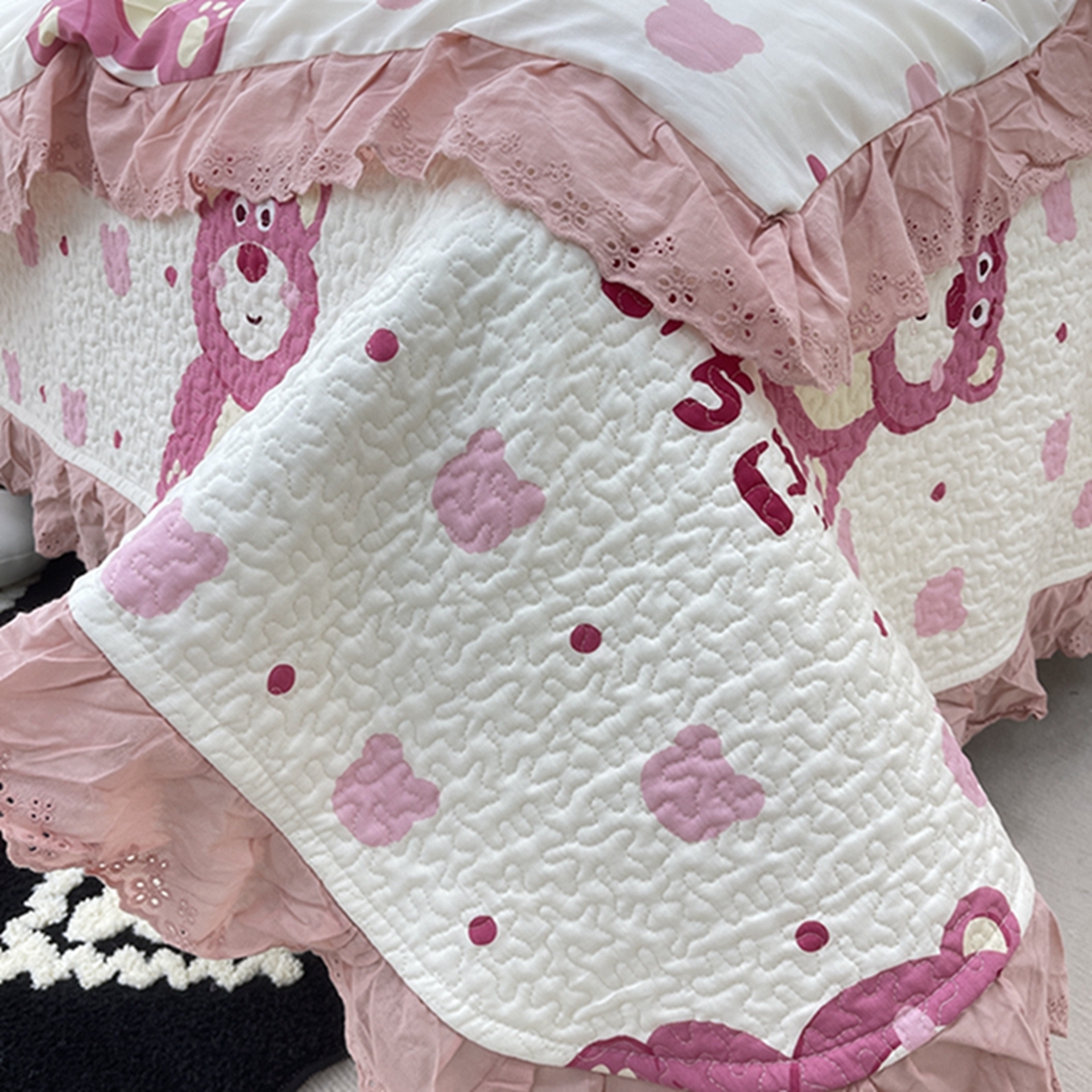 91家纺网 家纺一手货源 找家纺 禧瑞谷 2026新款法式纯棉床盖韩版花边床盖三件套四件套 草莓熊