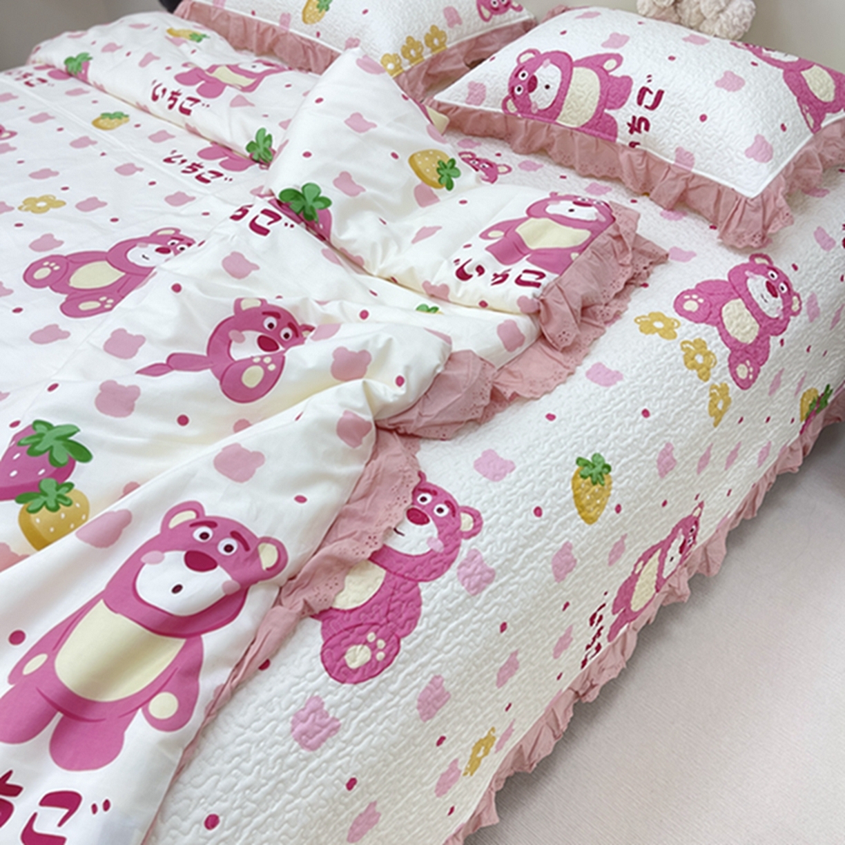 91家纺网 家纺一手货源 找家纺 禧瑞谷 2026新款法式纯棉床盖韩版花边床盖三件套四件套 草莓熊