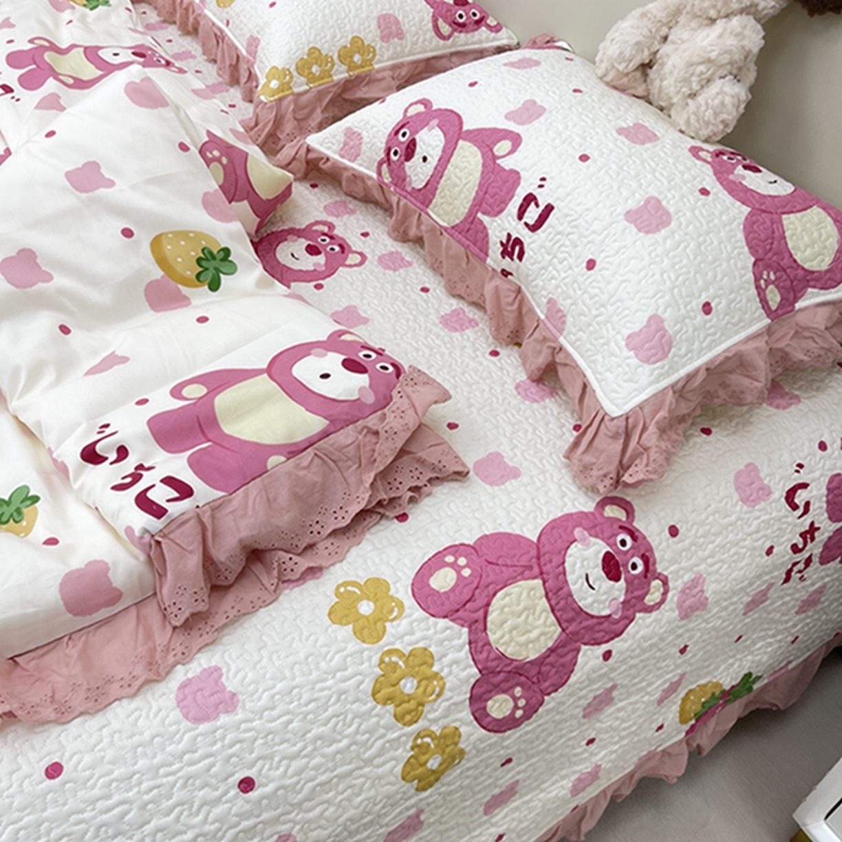 91家纺网 家纺一手货源 找家纺 禧瑞谷 2026新款法式纯棉床盖韩版花边床盖三件套四件套 草莓熊