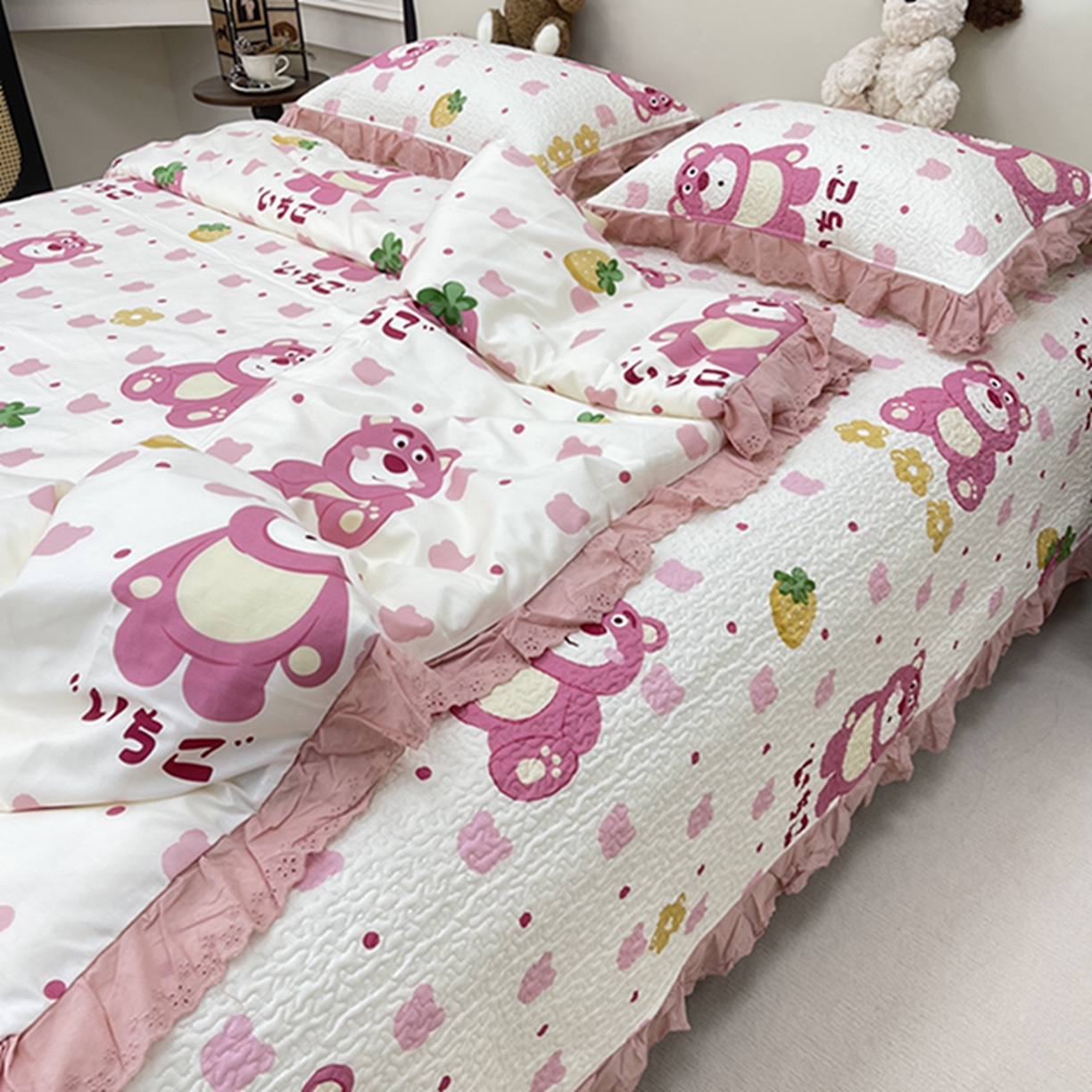 91家纺网 家纺一手货源 找家纺 禧瑞谷 2026新款法式纯棉床盖韩版花边床盖三件套四件套 草莓熊