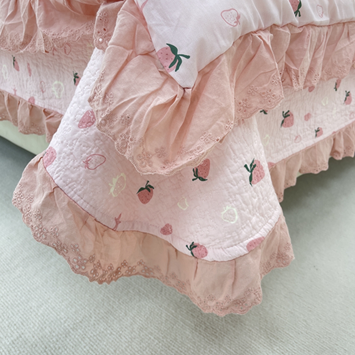 91家纺网 家纺一手货源 找家纺 禧瑞谷 2026新款法式纯棉床盖韩版花边床盖三件套四件套 粉底草莓