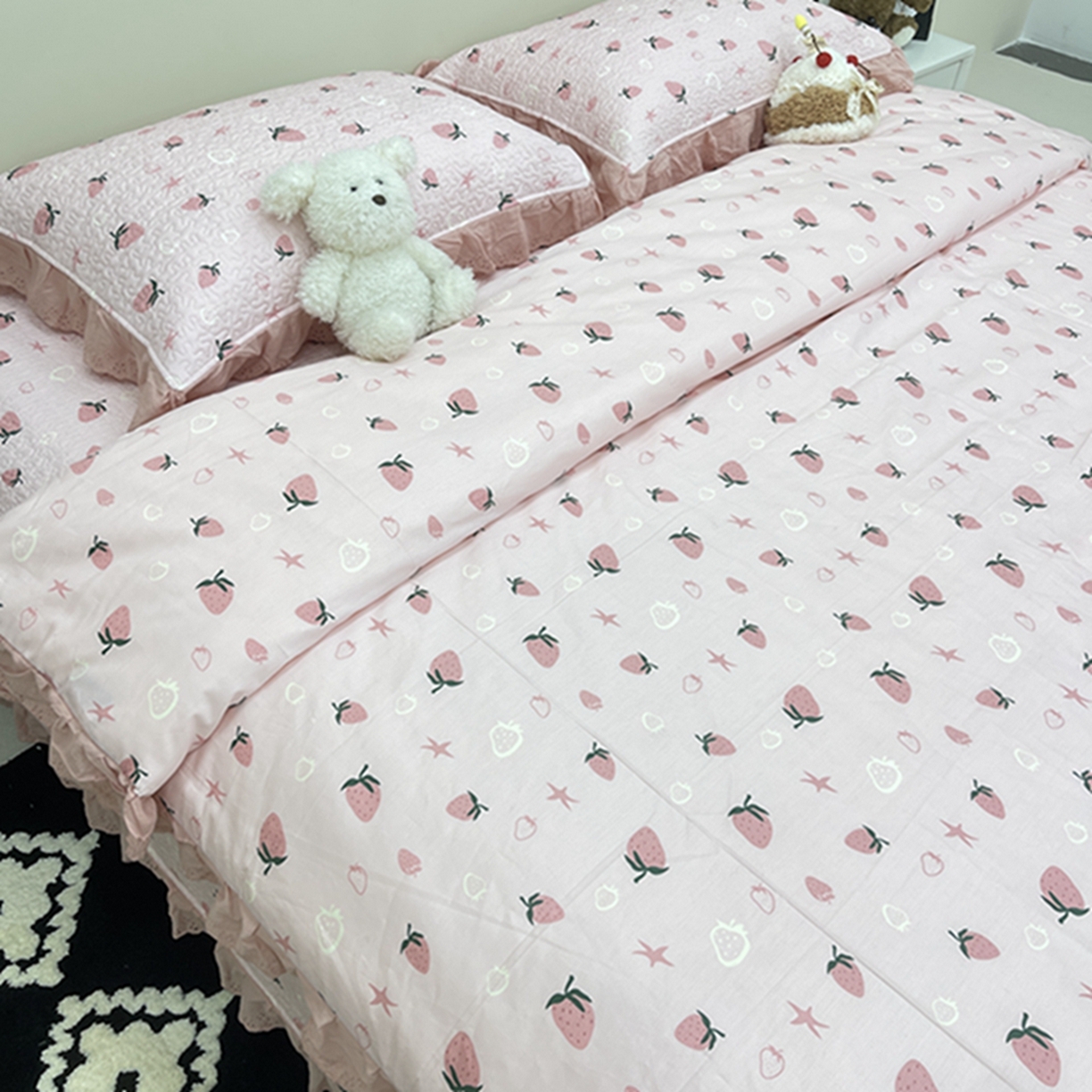 91家纺网 家纺一手货源 找家纺 禧瑞谷 2026新款法式纯棉床盖韩版花边床盖三件套四件套 粉底草莓