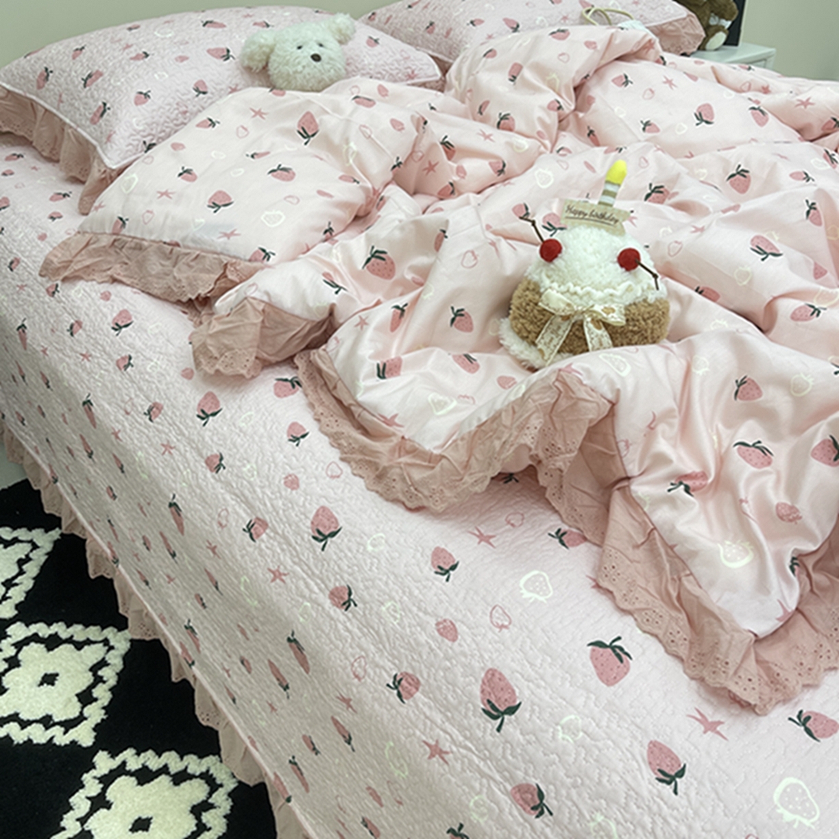 91家纺网 家纺一手货源 找家纺 禧瑞谷 2026新款法式纯棉床盖韩版花边床盖三件套四件套 粉底草莓