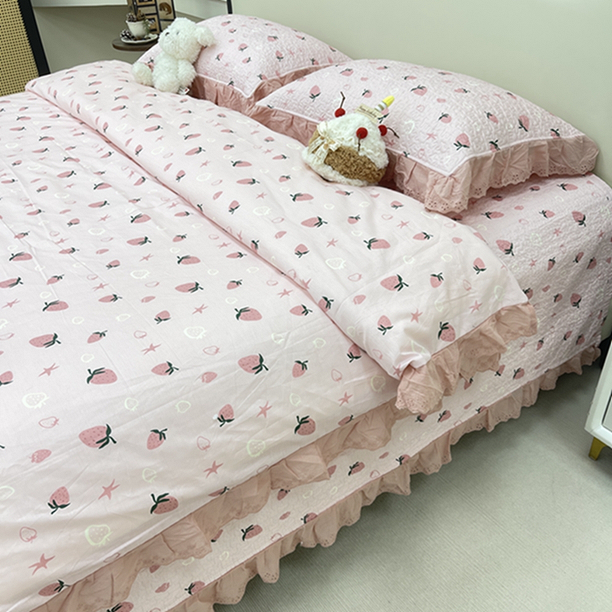 91家纺网 家纺一手货源 找家纺 禧瑞谷 2026新款法式纯棉床盖韩版花边床盖三件套四件套 粉底草莓