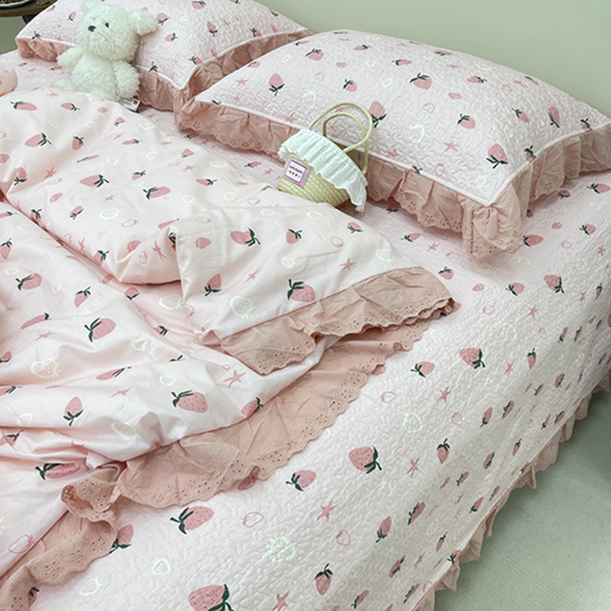 91家纺网 家纺一手货源 找家纺 禧瑞谷 2026新款法式纯棉床盖韩版花边床盖三件套四件套 粉底草莓