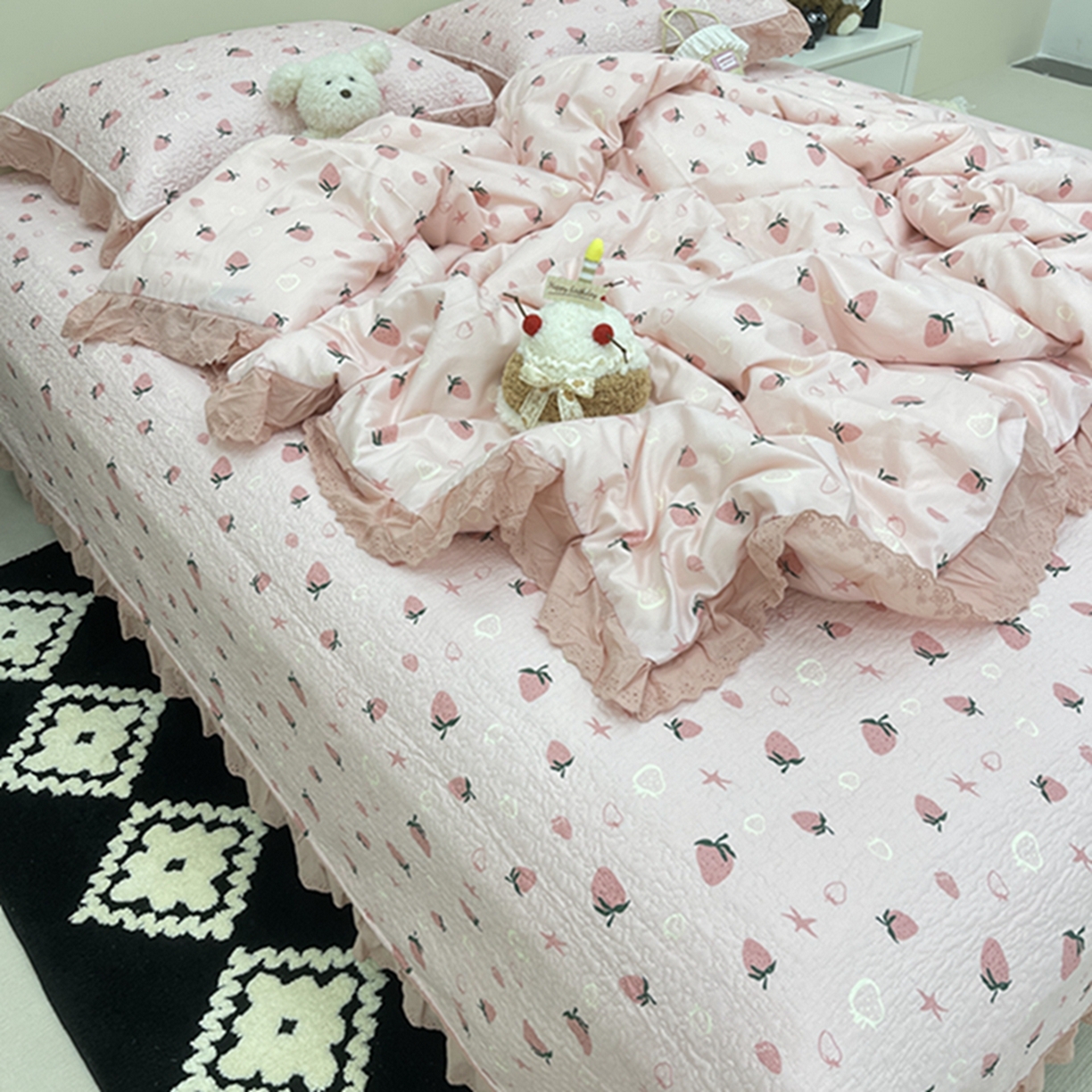 91家纺网 家纺一手货源 找家纺 禧瑞谷 2026新款法式纯棉床盖韩版花边床盖三件套四件套 粉底草莓