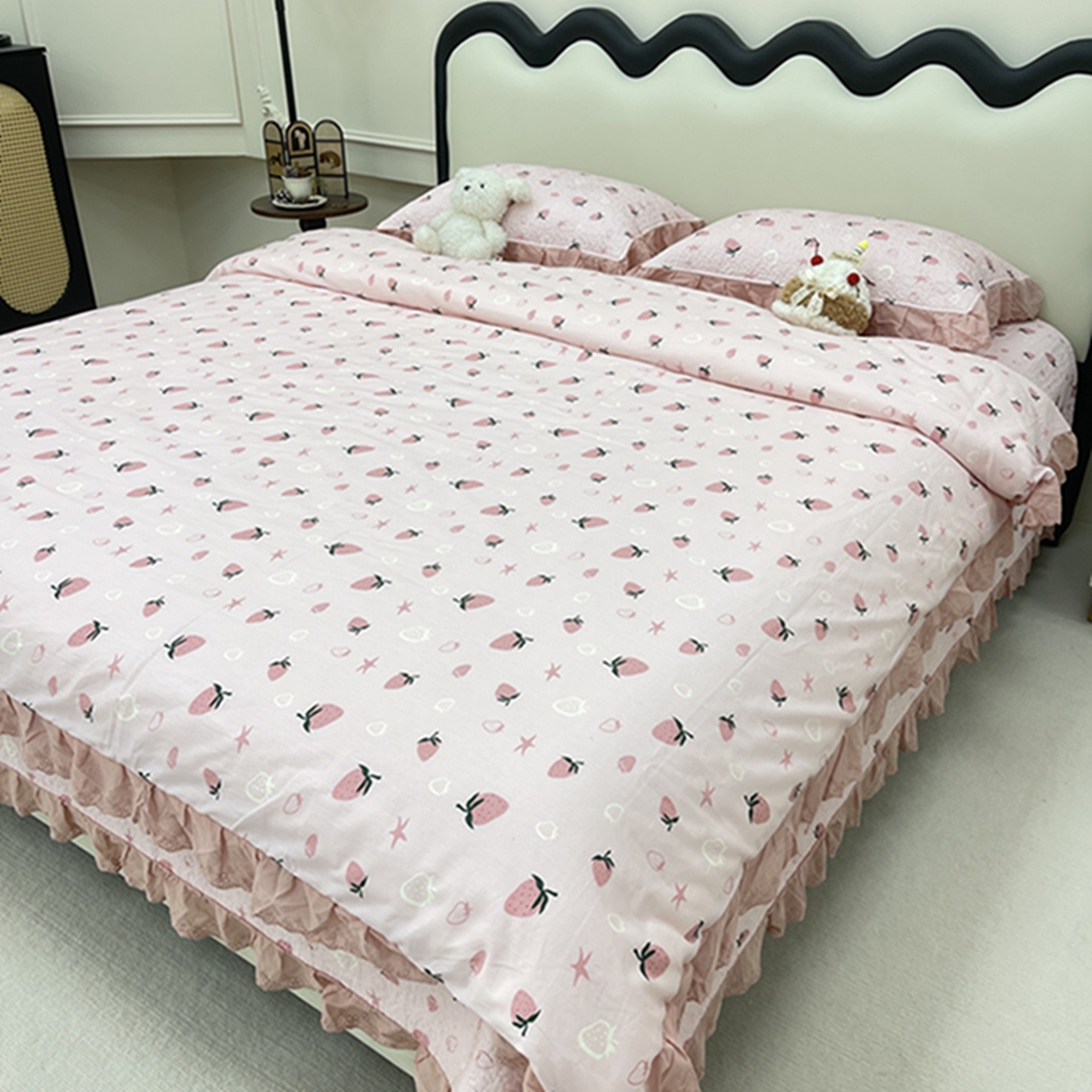 91家纺网 家纺一手货源 找家纺 禧瑞谷 2026新款法式纯棉床盖韩版花边床盖三件套四件套 粉底草莓