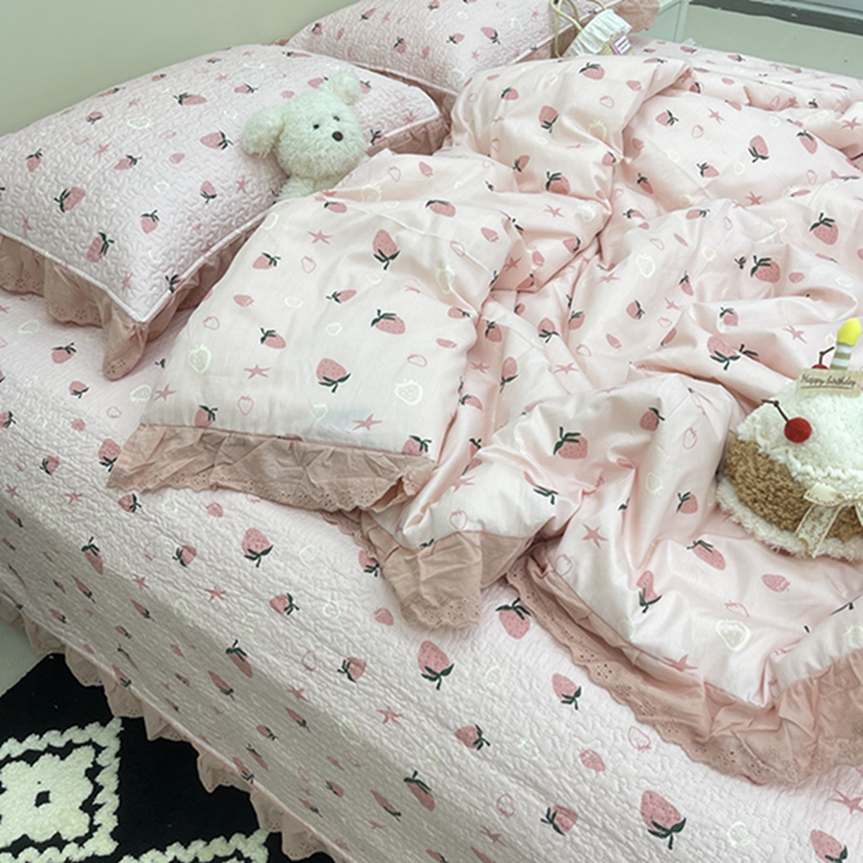 91家纺网 家纺一手货源 找家纺 禧瑞谷 2026新款法式纯棉床盖韩版花边床盖三件套四件套 粉底草莓