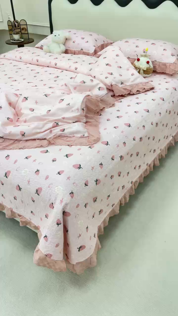 91家纺网 家纺一手货源 找家纺 禧瑞谷 2026新款法式纯棉床盖韩版花边床盖三件套四件套 粉底草莓