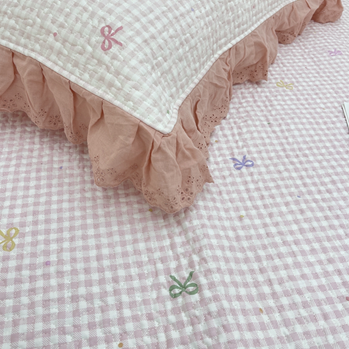 91家纺网 家纺一手货源 找家纺 禧瑞谷 2026新款法式纯棉床盖韩版花边床盖三件套四件套 粉格子蝴蝶结