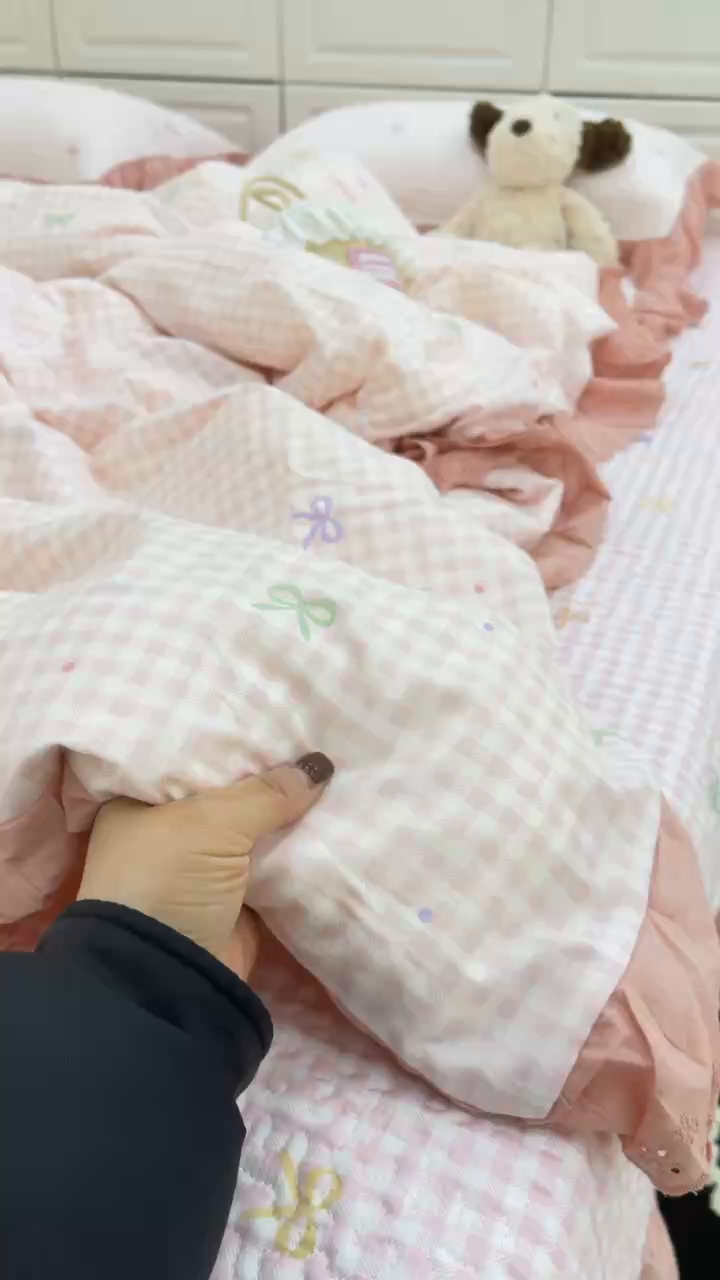 91家纺网 家纺一手货源 找家纺 禧瑞谷 2026新款法式纯棉床盖韩版花边床盖三件套四件套 粉格子蝴蝶结