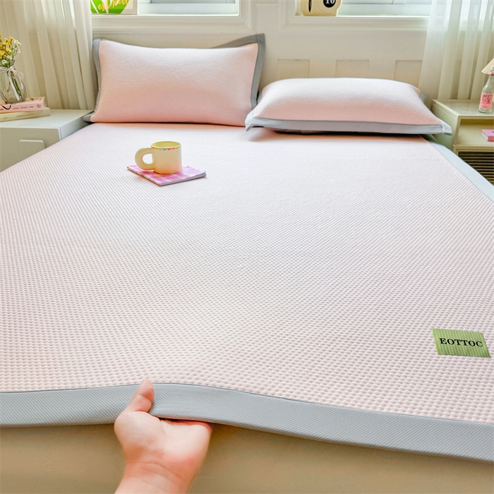 91家纺网 家纺一手货源 找家纺 雯豆家纺 2026春夏新款凉感丝豆豆凉席席子三件套冰丝软席三明治款平铺席子 凉感丝豆豆席-胭脂粉