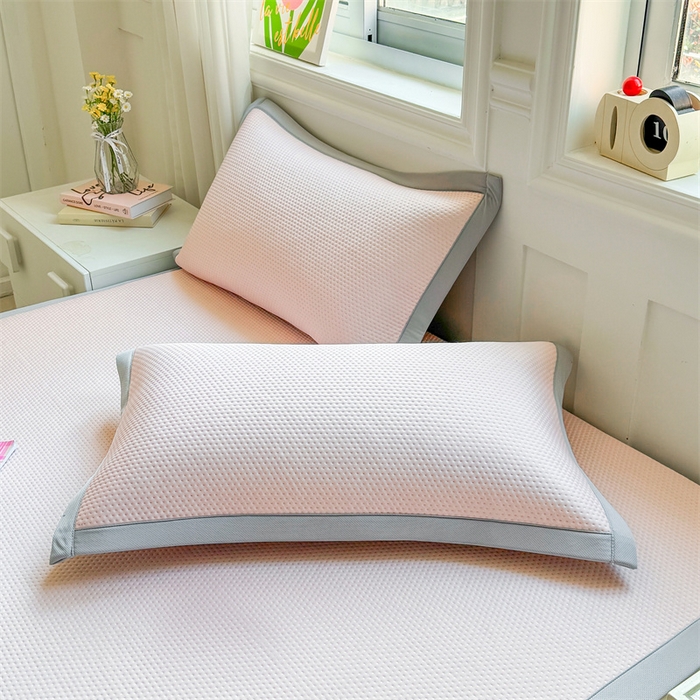 91家纺网 家纺一手货源 找家纺 雯豆家纺 2026春夏新款凉感丝豆豆凉席席子三件套冰丝软席三明治款平铺席子 凉感丝豆豆席-胭脂粉