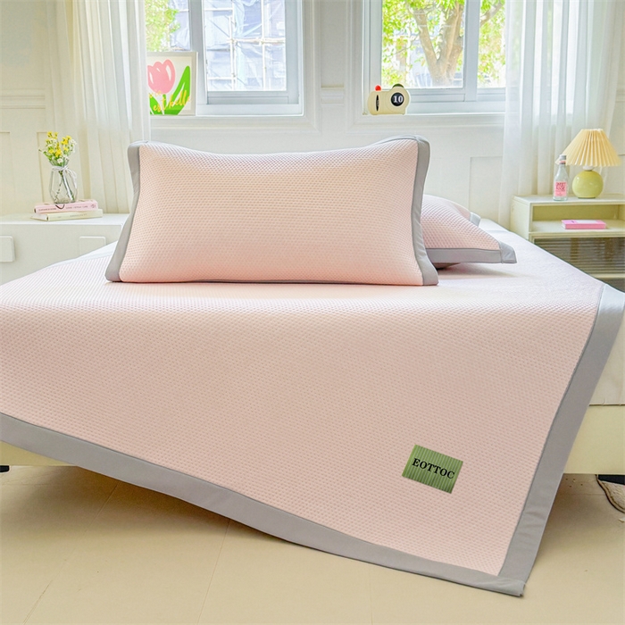 91家纺网 家纺一手货源 找家纺 雯豆家纺 2026春夏新款凉感丝豆豆凉席席子三件套冰丝软席三明治款平铺席子 凉感丝豆豆席-胭脂粉