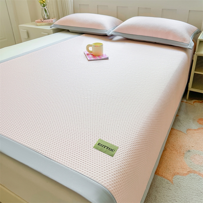 91家纺网 家纺一手货源 找家纺 雯豆家纺 2026春夏新款凉感丝豆豆凉席席子三件套冰丝软席三明治款平铺席子 凉感丝豆豆席-胭脂粉