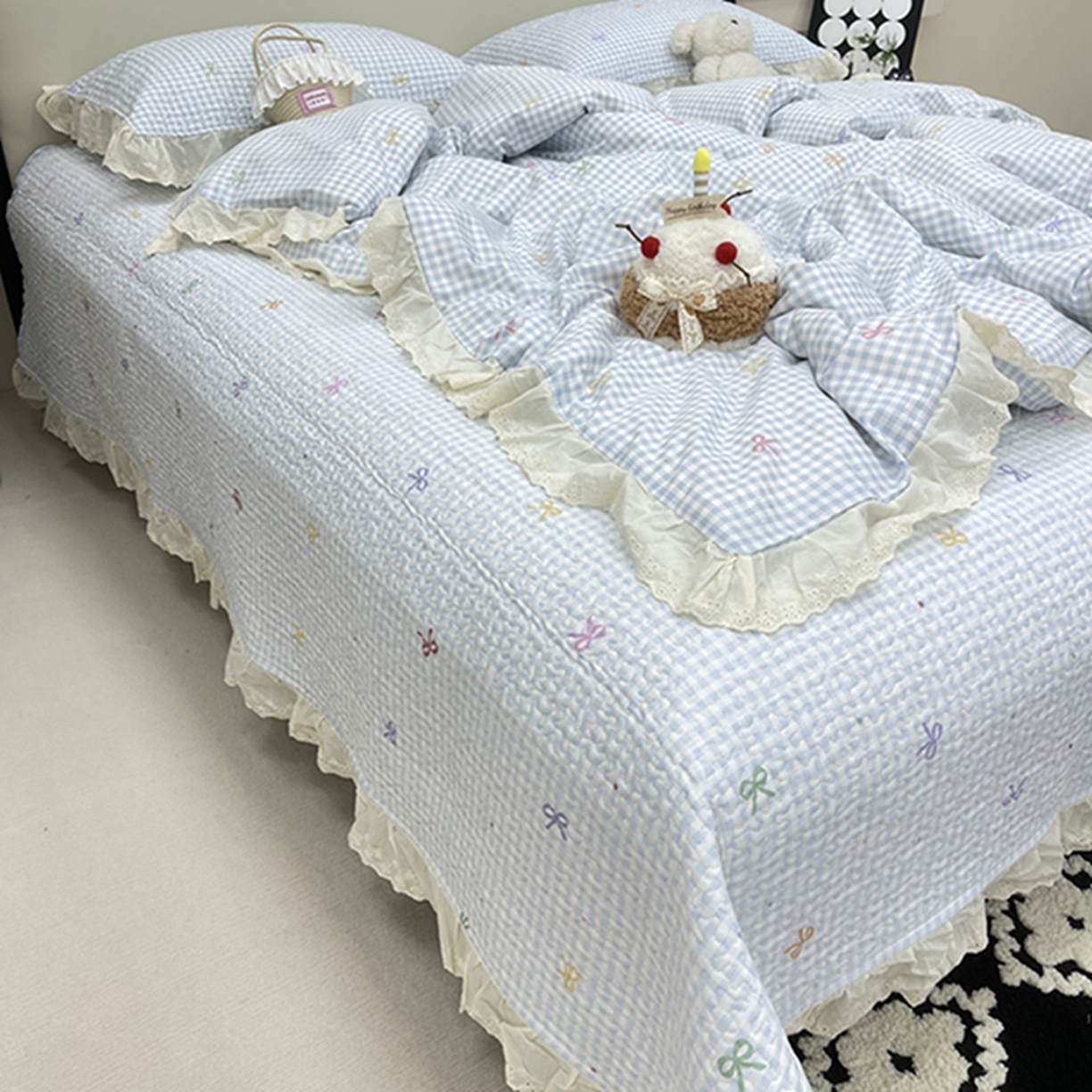 91家纺网 家纺一手货源 找家纺 禧瑞谷 2026新款法式纯棉床盖韩版花边床盖三件套四件套 格子蝴蝶结蓝色