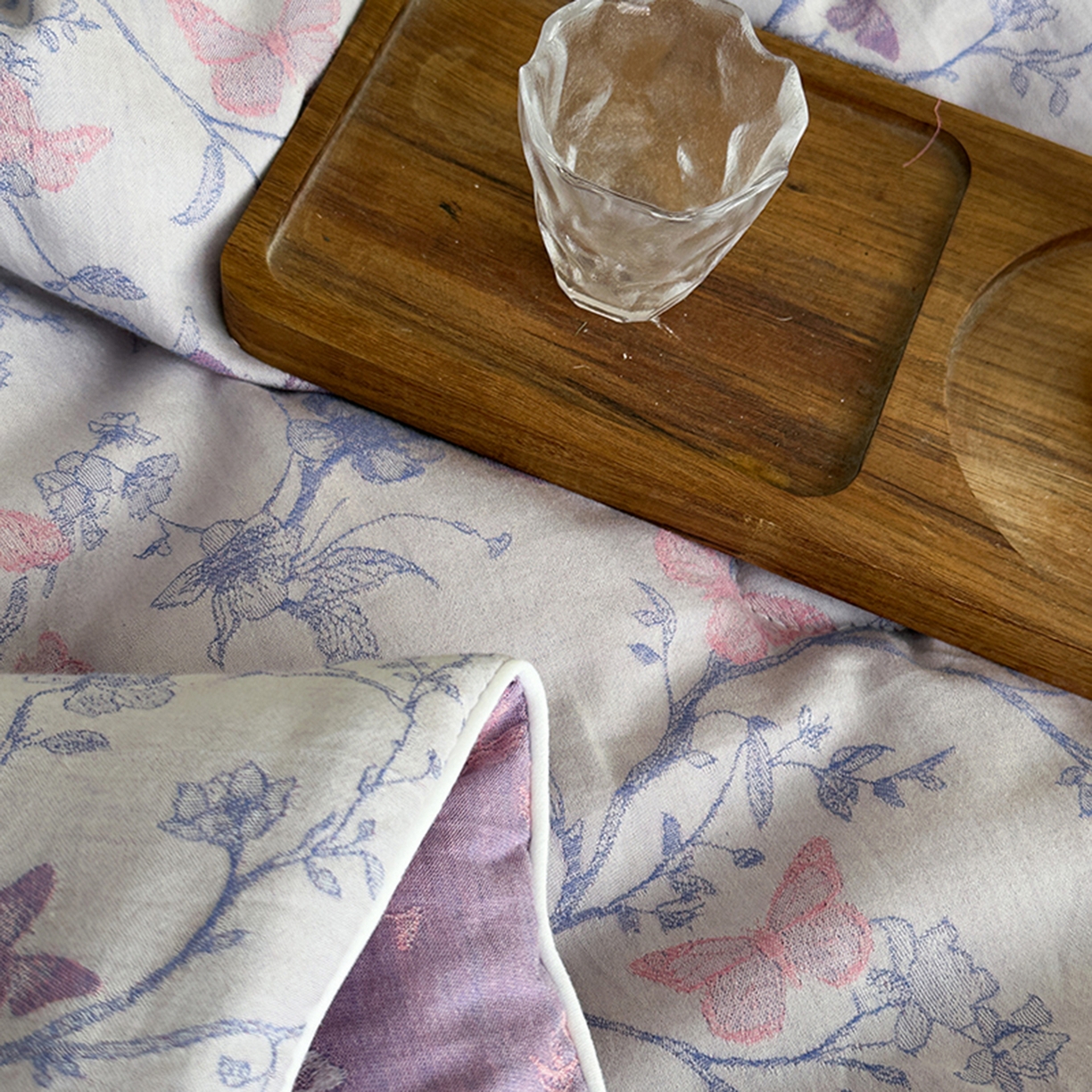 91家纺网 家纺一手货源 找家纺 睡棉坊 2026新款全棉色织提花双层纱夏被夏凉被空调被 蝶结缘