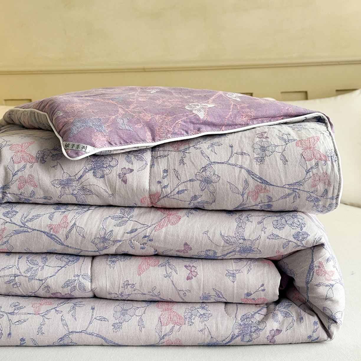91家纺网 家纺一手货源 找家纺 睡棉坊 2026新款全棉色织提花双层纱夏被夏凉被空调被 蝶结缘