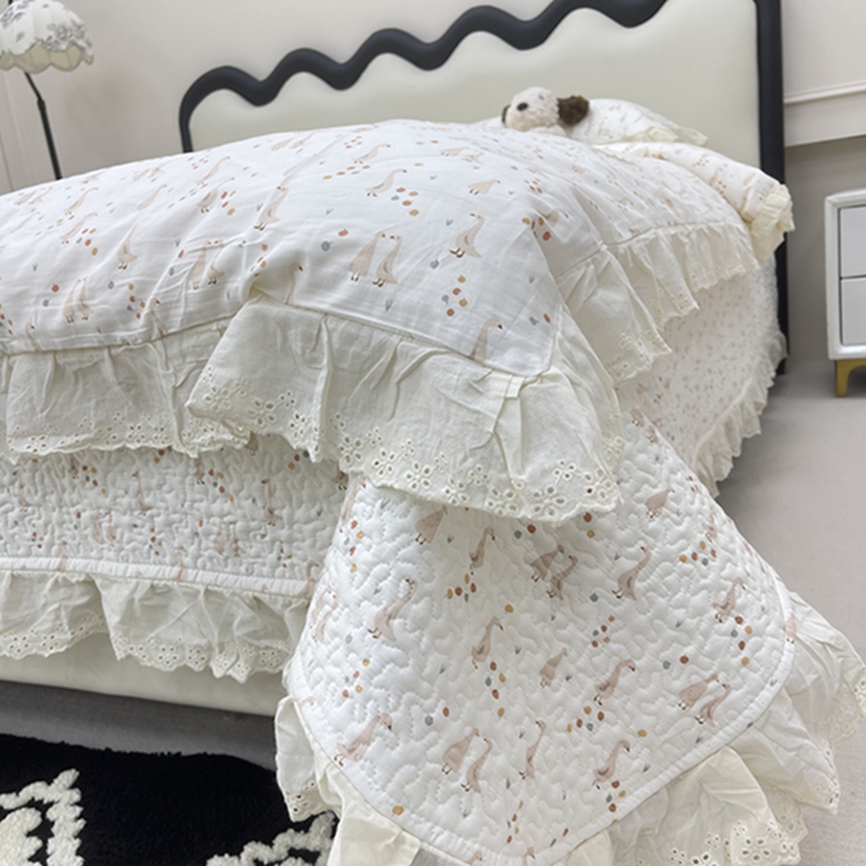 91家纺网 家纺一手货源 找家纺 禧瑞谷 2026新款法式纯棉床盖韩版花边床盖三件套四件套 可爱鹅