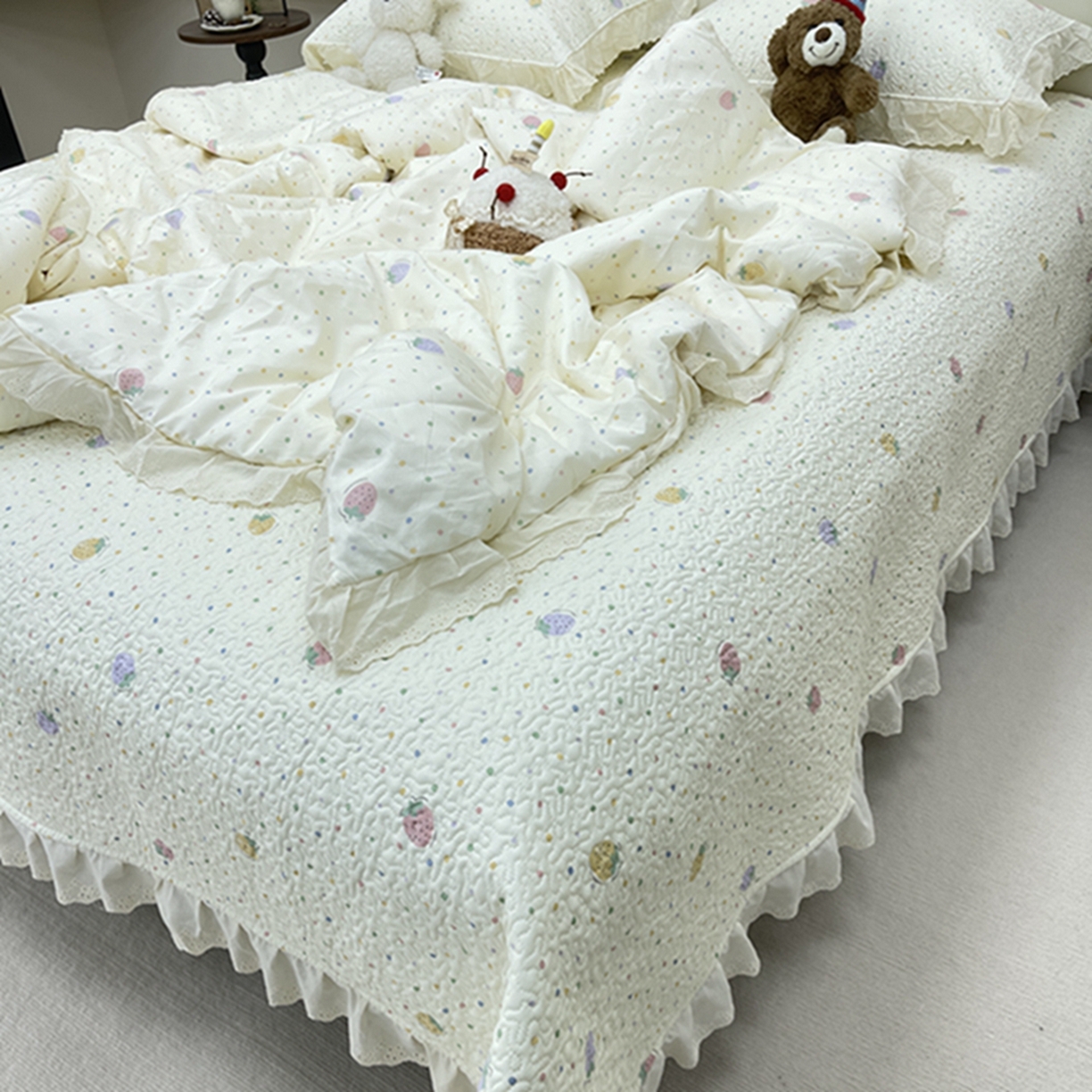 91家纺网 家纺一手货源 找家纺 禧瑞谷 2026新款法式纯棉床盖韩版花边床盖三件套四件套 莓果点点