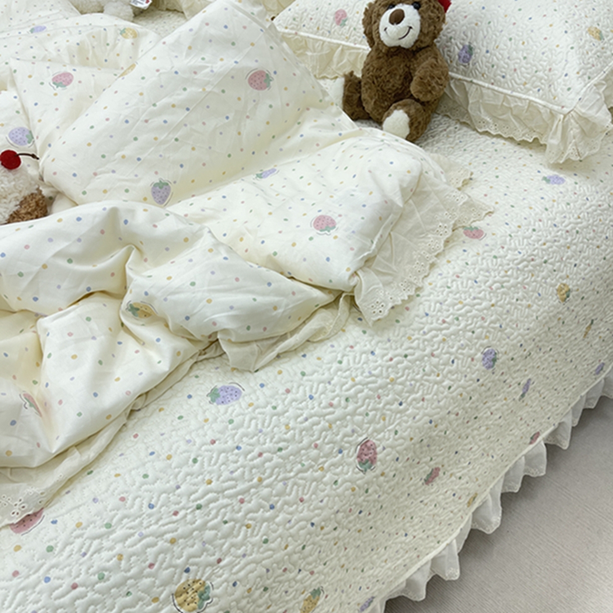 91家纺网 家纺一手货源 找家纺 禧瑞谷 2026新款法式纯棉床盖韩版花边床盖三件套四件套 莓果点点