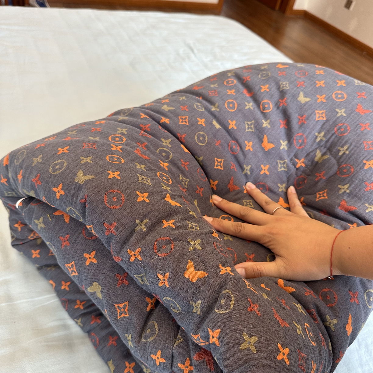 91家纺网 家纺一手货源 找家纺 睡棉坊 2026新款全棉色织提花双层纱夏被夏凉被空调被 絮语朦胧