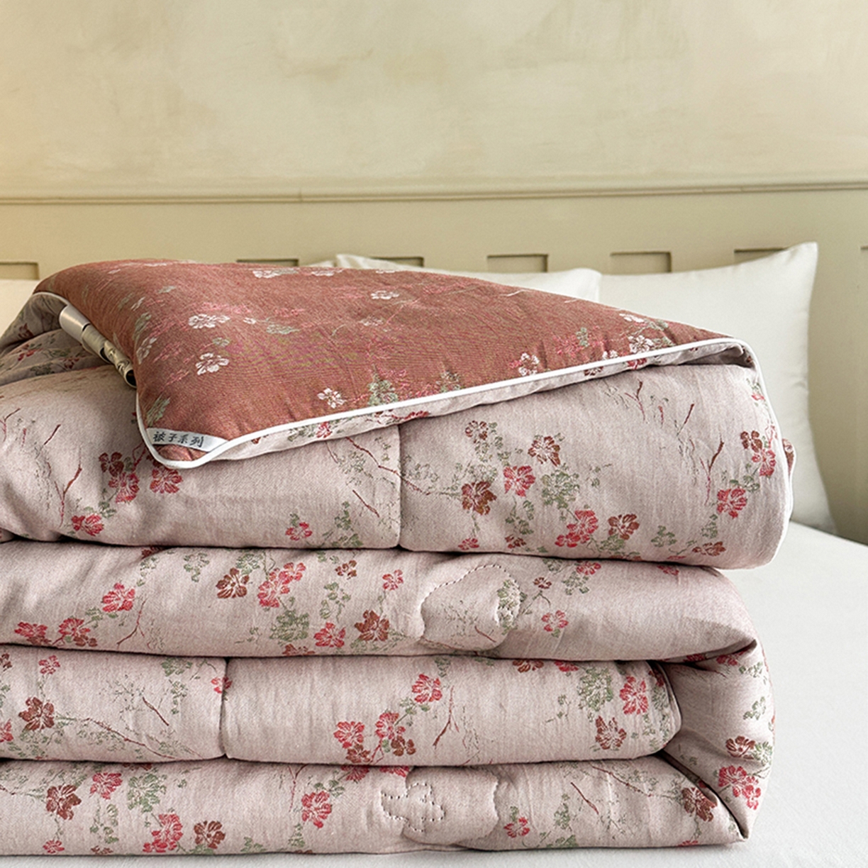 91家纺网 家纺一手货源 找家纺 睡棉坊 2026新款全棉色织提花双层纱夏被夏凉被空调被 雪梅