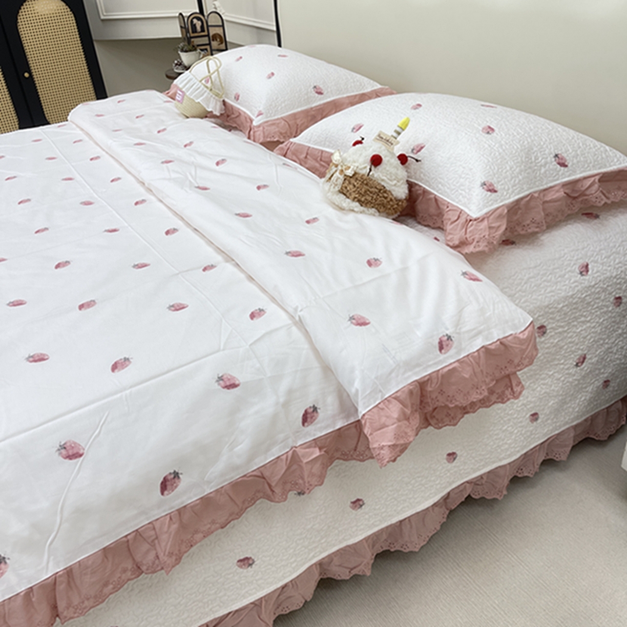 91家纺网 家纺一手货源 找家纺 禧瑞谷 2026新款法式纯棉床盖韩版花边床盖三件套四件套 奶油草莓